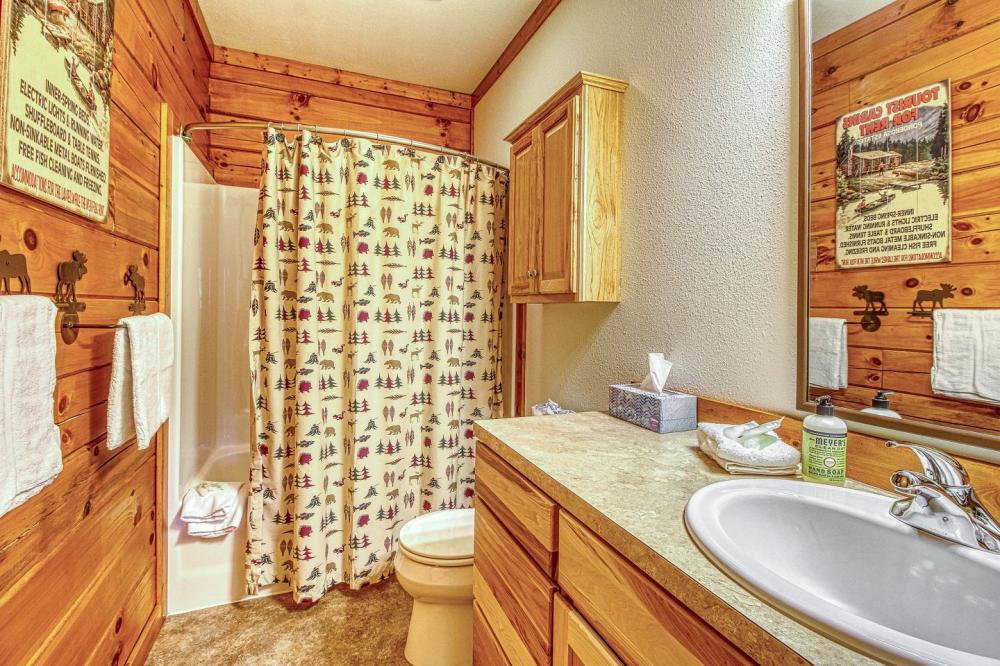 Riverside Cabin Rental with a Hot Tub in Leavenworth, Washington